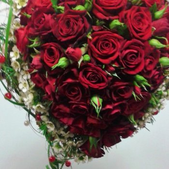 Brautstrauss rotes Herz, mit kleinen und grossen Rosen